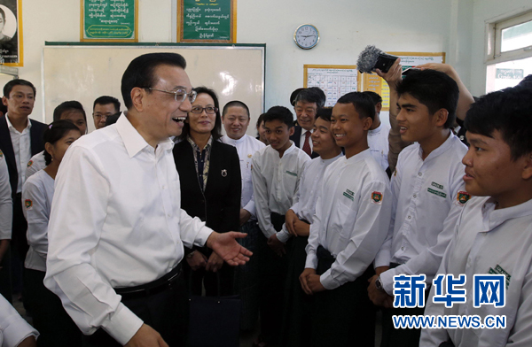 11月14日，中國國務院總理李克強來到內比都第十四中學同緬甸青少年交流。 新華社記者鞠鵬 攝 