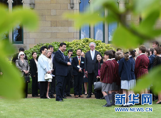 11月18日，國家主席習近平在澳大利亞塔斯馬尼亞州與朗塞斯頓市斯科奇－歐克伯恩小學的小學生共同植樹。新華社記者 馬占成 攝