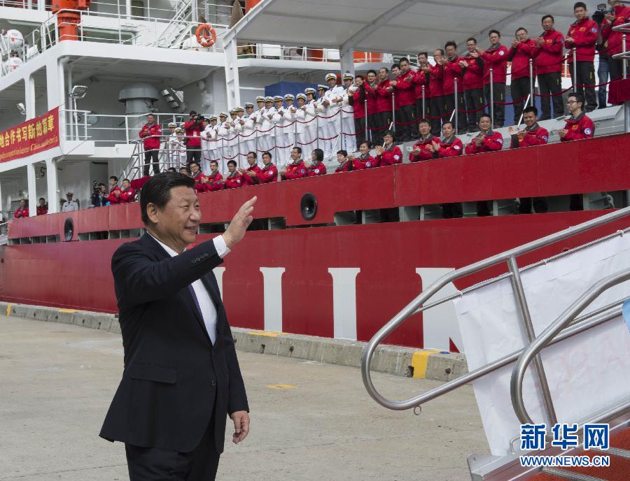 11月18日，正在澳大利亞塔斯馬尼亞州首府霍巴特訪問的中國國家主席習近平在澳大利亞總理阿博特陪同下參觀南極科考項目并慰問兩國科考人員。這是習近平在霍巴特港看望正在這里補給的“雪龍”號全體科考人員。新華社記者李學仁攝 