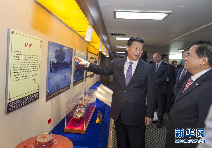 這是習近平參觀中國極地考察30周年圖片展。新華社記者李學仁攝 