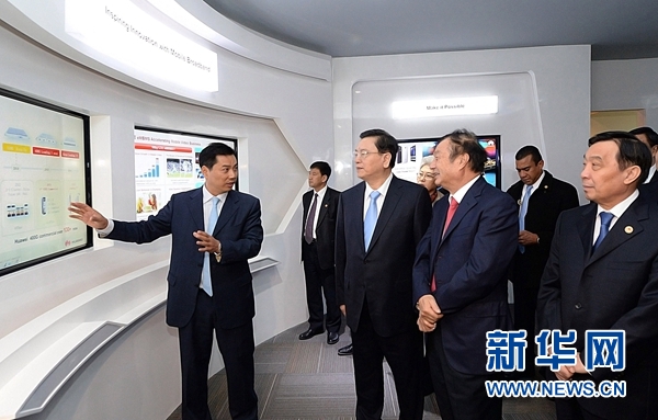 11月26日，正在墨西哥進行正式友好訪問的全國人大常委會委員長張德江在墨西哥城視察華為公司拉美北地區部。 新華社記者劉建生攝