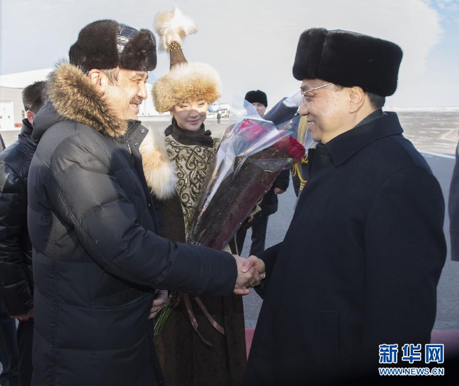 12月14日，應哈薩克斯坦共和國總理馬西莫夫邀請，國務院總理李克強乘專機抵達阿斯塔納國際機場，開始對哈薩克斯坦進行正式訪問，舉行中哈總理第二次定期會晤，并出席上海合作組織成員國政府首腦理事會第十三次會議。這是馬西莫夫到機場迎接李克強。新華社記者 黃敬文 攝
