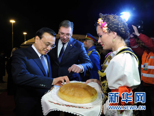 12月15日，國務院總理李克強抵達貝爾格萊德，出席中國－中東歐國家領導人會晤并正式訪問塞爾維亞，塞爾維亞總理武契奇到機場迎接。新華社記者 饒愛民 攝