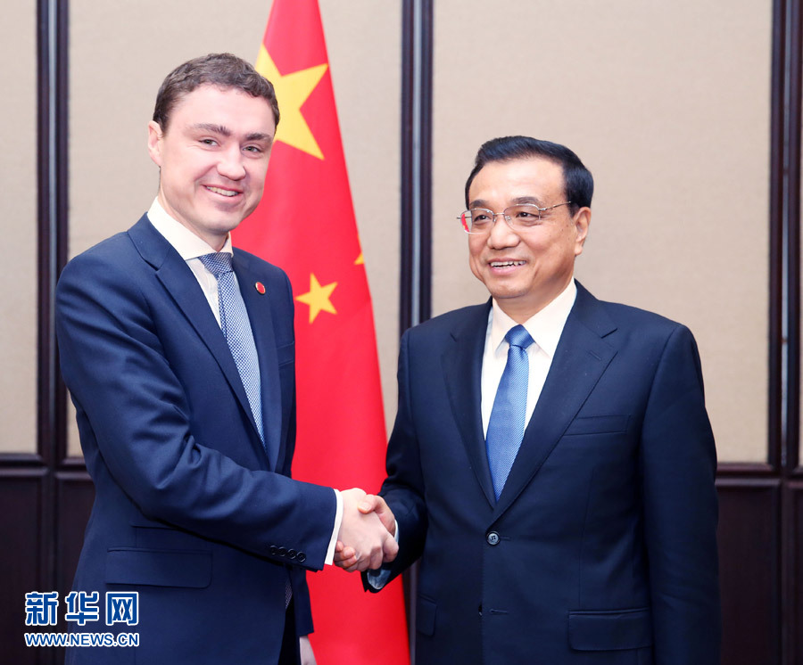 12月17日，中國國務院總理李克強在貝爾格萊德會見愛沙尼亞總理羅伊瓦斯。 新華社記者姚大偉攝 