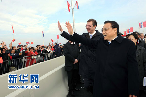 12月18日，中國國務院總理李克強在貝爾格萊德同塞爾維亞總理武契奇共同出席貝爾格萊德跨多瑙河大橋竣工儀式。這是李克強與武契奇在儀式現場向塞爾維亞群眾揮手致意。新華社記者 饒愛民 攝
