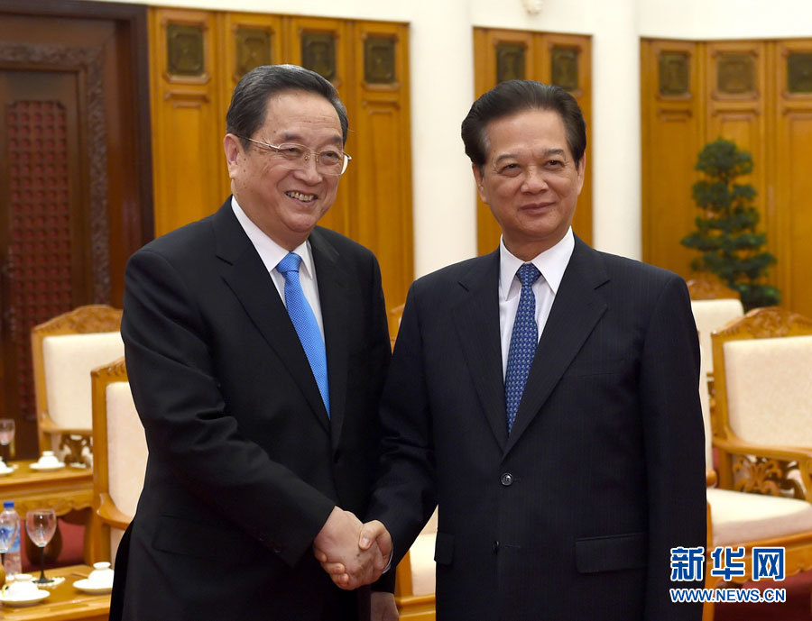 12月25日至27日，中共中央政治局常委、全國政協主席俞正聲對越南進行正式訪問。這是12月26日，俞正聲在河內會見越南政府總理阮晉勇。 新華社記者馬占成攝