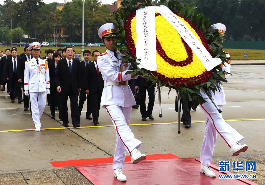 12月25日至27日，中共中央政治局常委、全國政協主席俞正聲對越南進行正式訪問。 這是12月27日，俞正聲在河內瞻仰胡志明主席陵。新華社記者劉建生攝