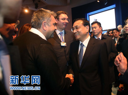 1月21日，中國國務院總理李克強在瑞士達沃斯舉行的世界經濟論壇全會發表特別致辭并回答提問。這是李克強在致辭后同與會嘉賓親切交談。新華社記者 劉衛兵 攝