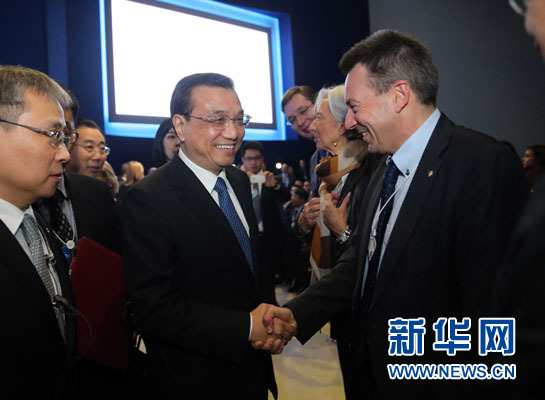 1月21日，中國國務院總理李克強在瑞士達沃斯舉行的世界經濟論壇全會發表特別致辭并回答提問。這是李克強在致辭前同與會嘉賓親切交談。新華社記者 劉衛兵 攝