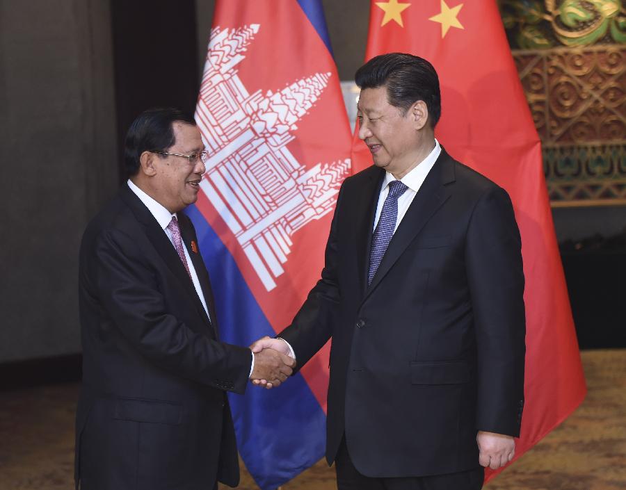 4月23日，國家主席習近平在雅加達會見柬埔寨首相洪森。新華社記者張鐸攝 
