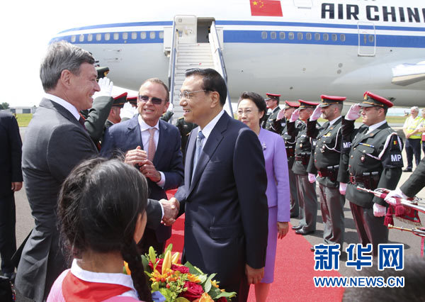 當地時間6月28日下午，經中歐雙方商定，國務院總理李克強乘專機抵達比利時首都布魯塞爾，出席第十七次中國歐盟領導人會晤。李克強總理夫人程虹同機抵達。歐盟和比利時政府高級官員到阿貝拉格機場迎接。新華社記者 龐興雷 攝 