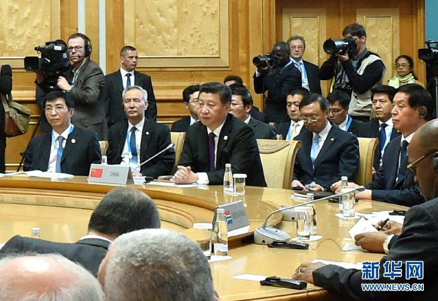 7月9日，金磚國家領導人第七次會晤在俄羅斯烏法舉行。中國國家主席習近平、俄羅斯總統普京、巴西總統羅塞夫、印度總理莫迪、南非總統祖馬出席。這是習近平主席出席大范圍會議。新華社記者 饒愛民 攝 
