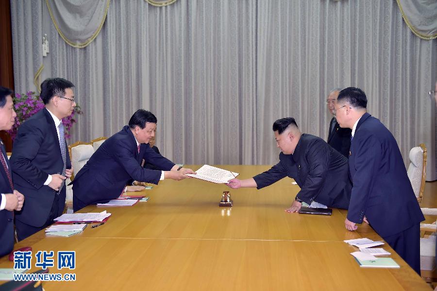 10月9日，中共中央政治局常委、中央書記處書記劉云山在平壤百花園迎賓館會見朝鮮勞動黨第一書記金正恩。這是劉云山向金正恩轉交習近平總書記的親署函。新華社記者 李濤 攝