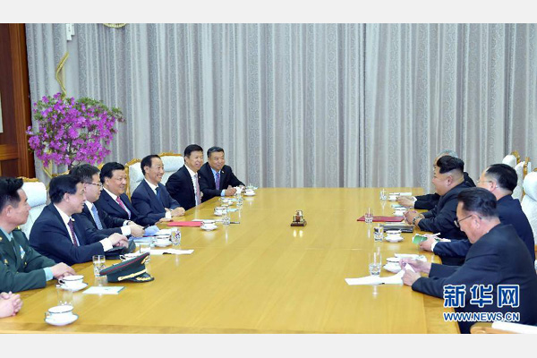10月9日，中共中央政治局常委、中央書記處書記劉云山在平壤百花園迎賓館會見朝鮮勞動黨第一書記金正恩。 新華社記者 李濤 攝 