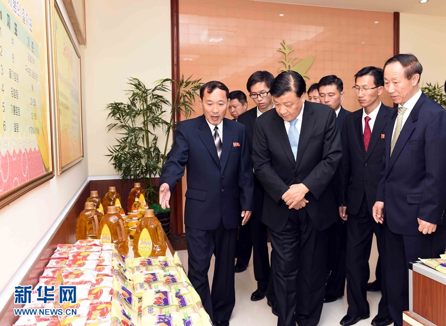 10月11日，中共中央政治局常委、中央書記處書記劉云山參觀考察平壤玉米加工廠。 新華社記者 饒愛民 攝