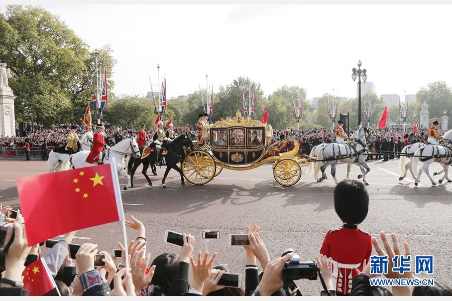 這是習近平和夫人彭麗媛在女王夫婦陪同下，乘坐皇家馬車前往白金漢宮下榻。新華社記者 周磊 攝