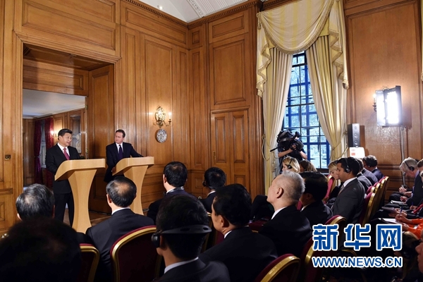 10月21日，國家主席習近平在倫敦唐寧街首相府同英國首相卡梅倫舉行會談。這是會談結束后，習近平和卡梅倫共同會見記者。 新華社記者 饒愛民 攝 