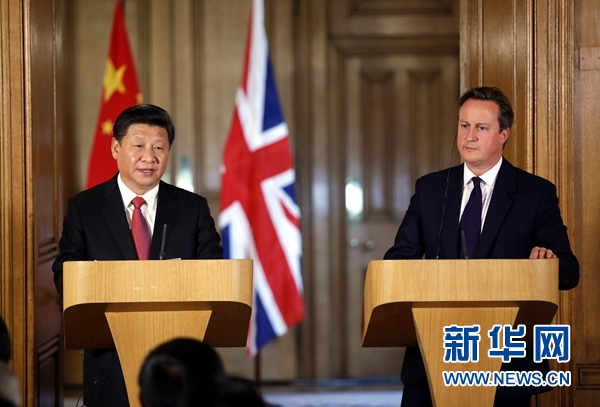 10月21日，國家主席習近平在倫敦唐寧街首相府同英國首相卡梅倫舉行會談。這是會談結束后，習近平和卡梅倫共同會見記者。 新華社記者 鞠鵬 攝 