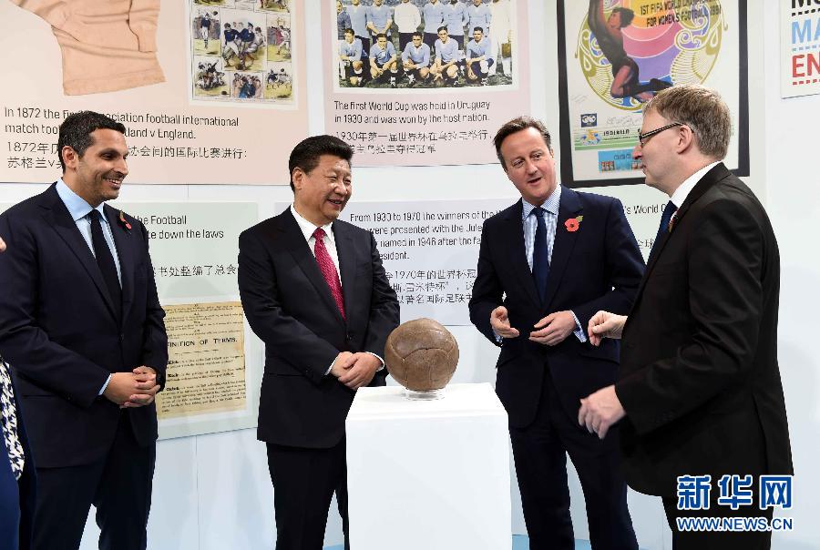 10月23日，國家主席習近平在英國首相卡梅倫陪同下，參觀曼徹斯特城市足球學院。 新華社記者 饒愛民 攝