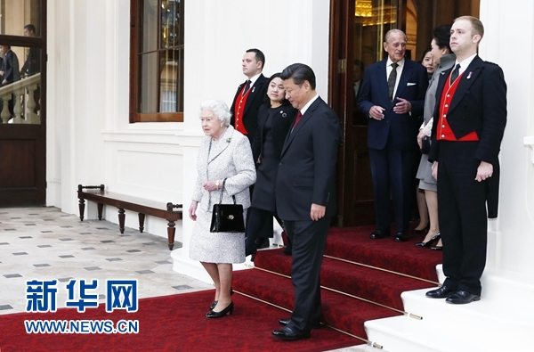 10月22日，國家主席習近平和夫人彭麗媛離開白金漢宮。離開前，英國女王伊麗莎白二世和丈夫菲利普親王專門前來同習近平夫婦親切話別。新華社記者 鞠鵬 攝