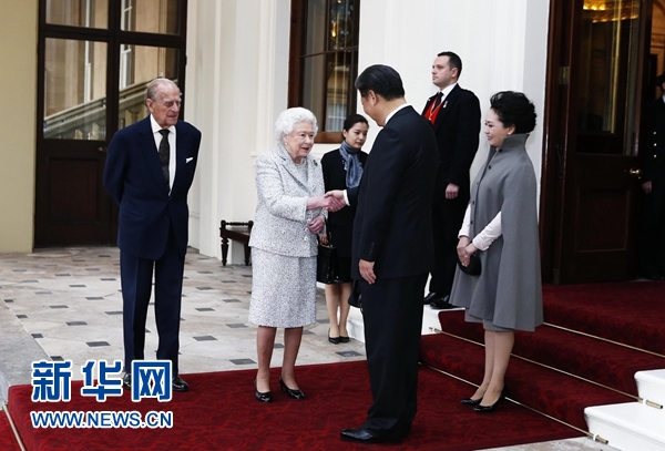 10月22日，國家主席習近平和夫人彭麗媛離開白金漢宮。離開前，英國女王伊麗莎白二世和丈夫菲利普親王專門前來同習近平夫婦親切話別。新華社記者 鞠鵬 攝