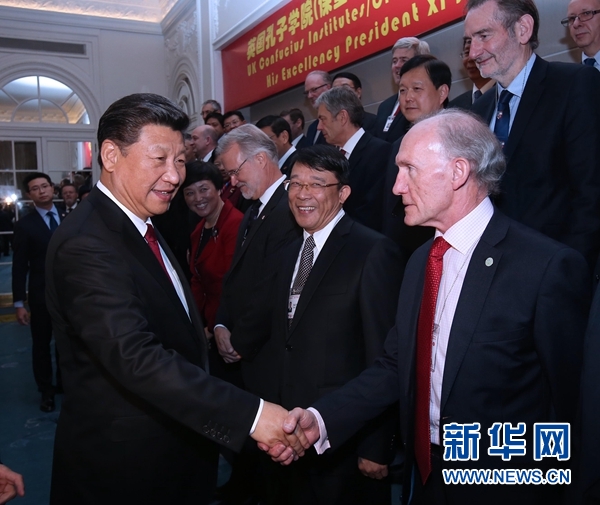 10月22日，國家主席習近平在倫敦出席全英孔子學院和孔子課堂年會開幕式。這是習近平同參加開幕式的嘉賓親切交談。 新華社記者 龐興雷 攝 