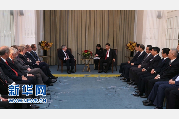 10月22日，國家主席習近平在倫敦集體會見英國前首相布朗等英國友人。新華社記者 龐興雷 攝 
