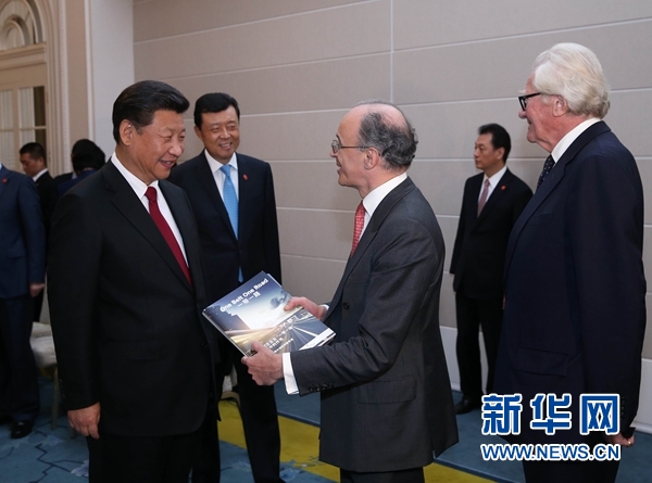 10月22日，國家主席習近平在倫敦集體會見英國前首相布朗等英國友人。新華社記者 龐興雷 攝 