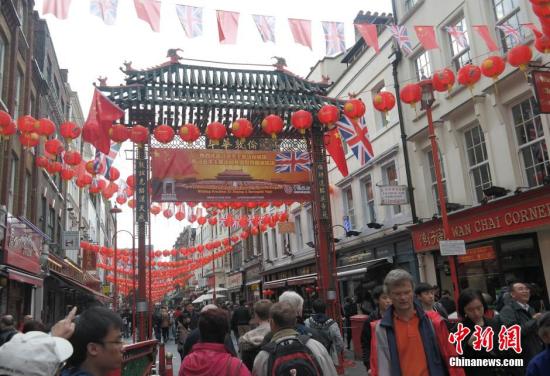 習近平主席訪問英國，倫敦唐人街掛出大紅燈籠和中英兩國國旗。 <a target='_blank' ><p  align=