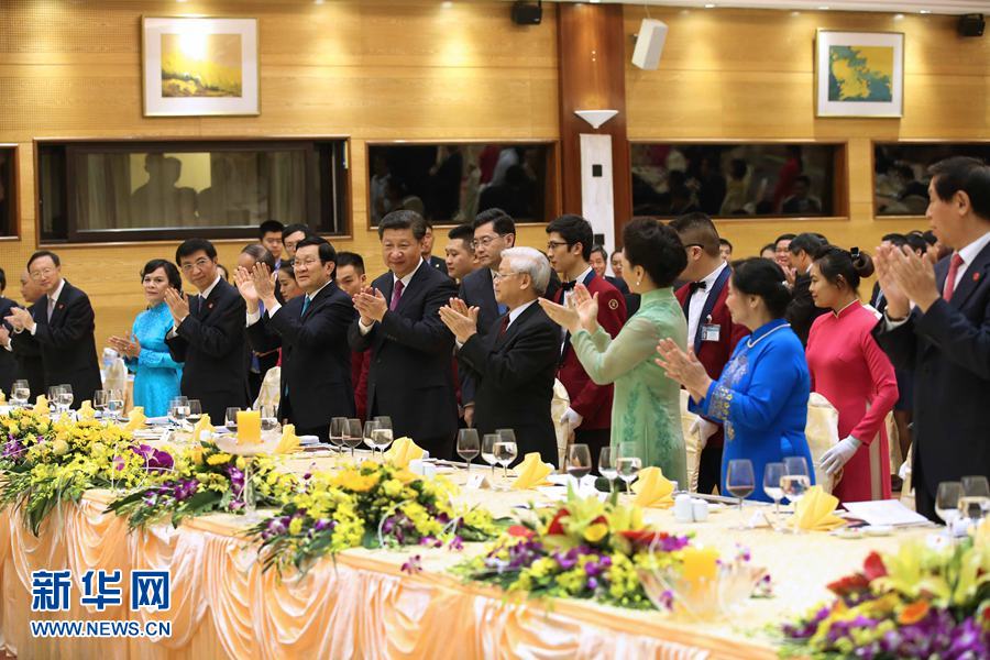 11月5日，中共中央總書記、國家主席習近平和夫人彭麗媛出席越共中央總書記阮富仲和越南國家主席張晉創在河內國際會議中心舉行的盛大歡迎晚宴。新華社記者 龐興雷 攝 