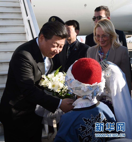 11月14日，國家主席習近平抵達土耳其安塔利亞，應土耳其共和國總統埃爾多安邀請，出席二十國集團領導人第十次峰會。這是土耳其兒童向習近平主席獻花。新華社記者 饒愛民 攝 