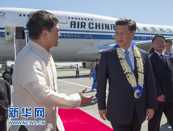 11月17日，國家主席習近平抵達菲律賓首都馬尼拉尼諾·阿基諾國際機場，出席即將舉行的亞太經合組織第二十三次領導人非正式會議。菲律賓高級官員到機場迎接習近平主席。新華社記者李學仁攝