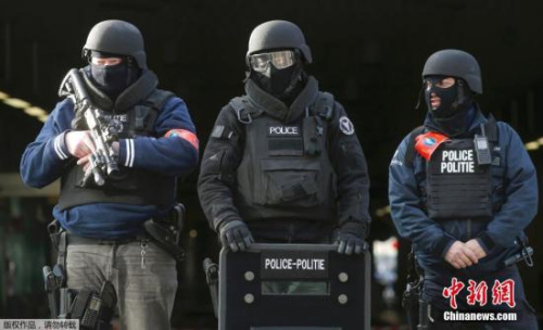 布魯塞爾全副武裝的警察。