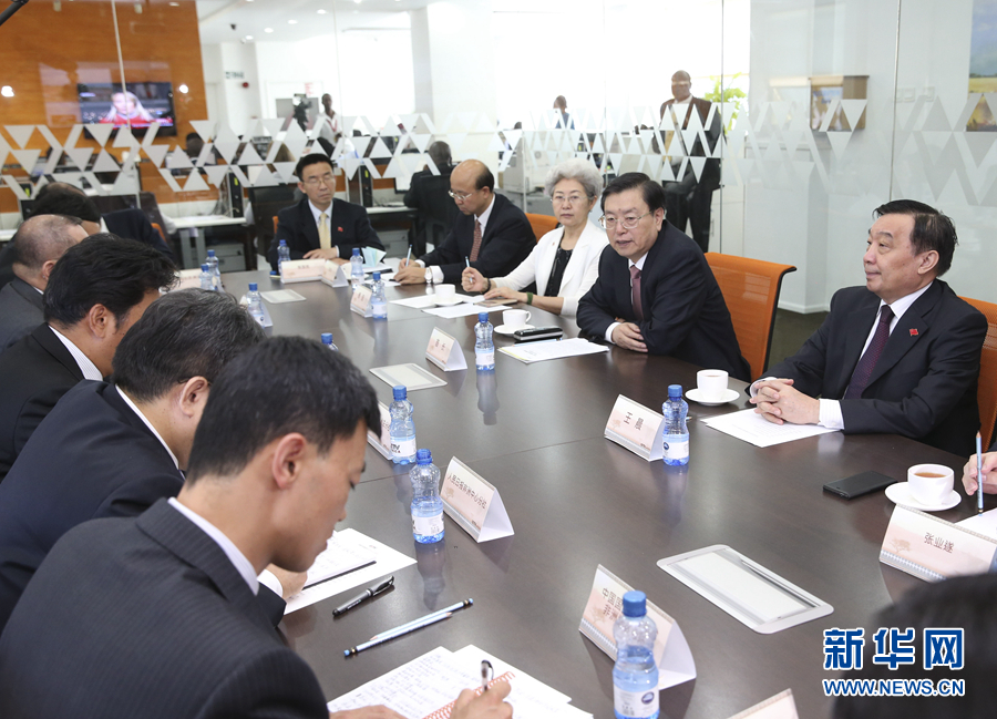 這是3月25日，張德江在肯尼亞首都內羅畢考察中央電視臺非洲分臺并接見中央媒體駐非洲機構負責人。 新華社記者馬占成攝