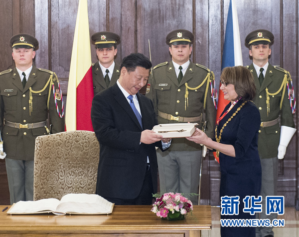 當地時間3月29日，國家主席習近平在捷克布拉格會見布拉格市長科爾娜喬娃，并接受科爾娜喬娃代表該市贈予的城市鑰匙。 新華社記者 王曄 攝