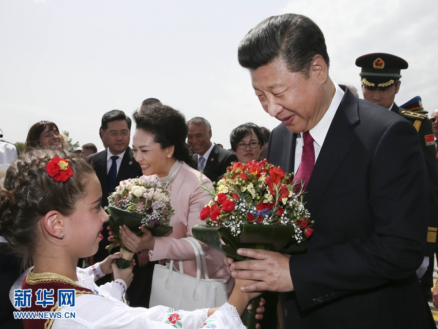  6月17日，國家主席習近平乘專機抵達貝爾格萊德，開始對塞爾維亞共和國進行國事訪問。塞爾維亞少年兒童向習近平和夫人彭麗媛獻上鮮花。新華社記者 蘭紅光 攝 