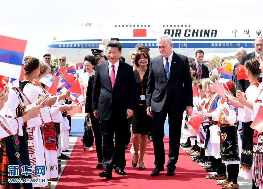 6月17日，國家主席習近平乘專機抵達貝爾格萊德，開始對塞爾維亞共和國進行國事訪問。習近平和夫人彭麗媛在機場受到塞爾維亞總統尼科利奇夫婦的熱情迎接。新華社記者 饒愛民 攝