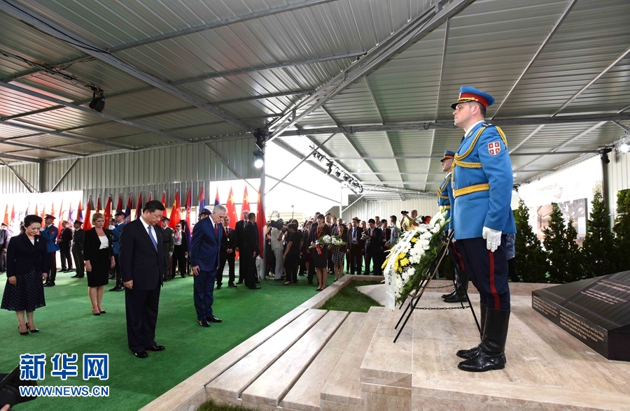當地時間6月17日下午，剛剛抵達貝爾格萊德開始對塞爾維亞進行國事訪問的國家主席習近平和夫人彭麗媛，第一場活動就是前往中國駐南聯盟被炸使館舊址，憑吊在使館被炸事件中英勇犧牲的邵云環、許杏虎和朱穎3位烈士。新華社記者 饒愛民 攝 