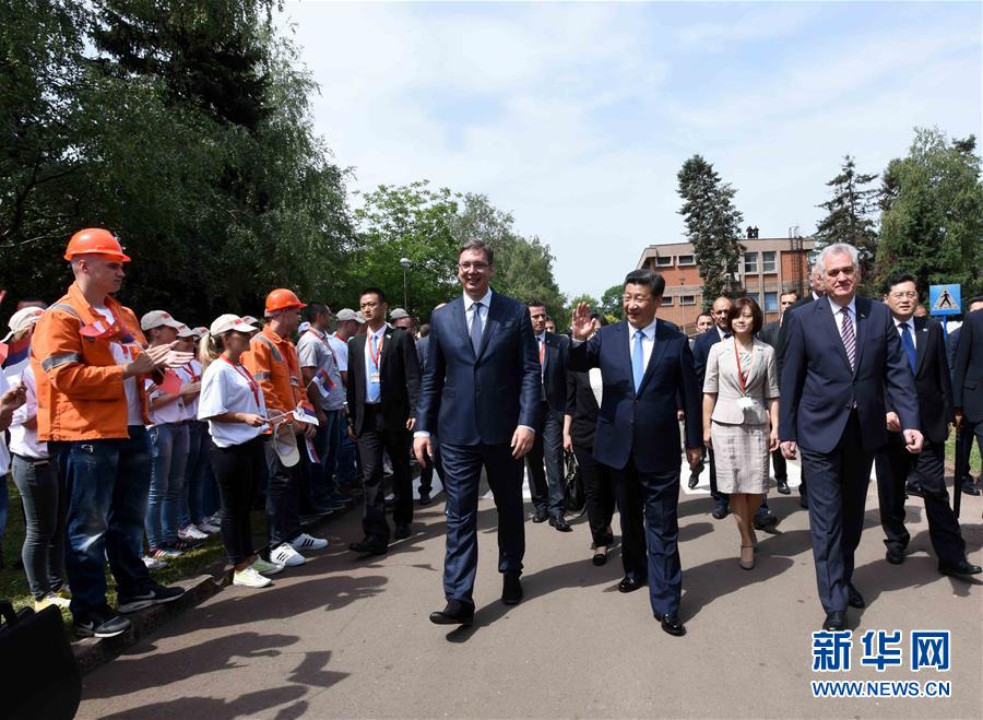 6月19日上午，國家主席習近平在貝爾格萊德參觀河鋼集團塞爾維亞斯梅代雷沃鋼廠。習近平抵達時，塞爾維亞總統尼科利奇、總理武契奇在停車處熱情迎接。鋼廠工人和家屬、當地市民數千人夾道歡迎。新華社記者 饒愛民 攝