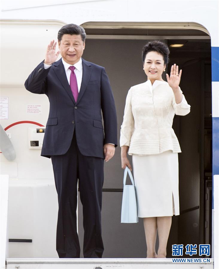 6月19日，國家主席習近平抵達華沙，開始對波蘭共和國進行國事訪問。這是習近平和夫人彭麗媛步出艙門。 新華社記者 謝環馳 攝 