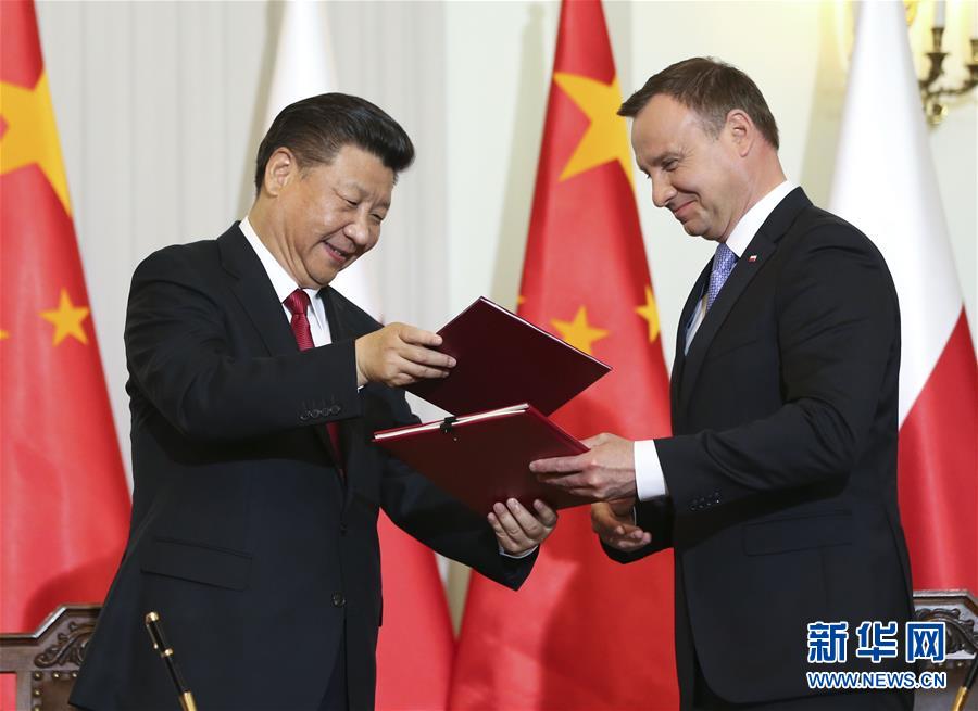 6月20日，國家主席習近平在華沙同波蘭總統杜達舉行會談。這是會談后，兩國元首共同簽署《中華人民共和國和波蘭共和國關于建立全面戰略伙伴關系的聯合聲明》。新華社記者蘭紅光攝