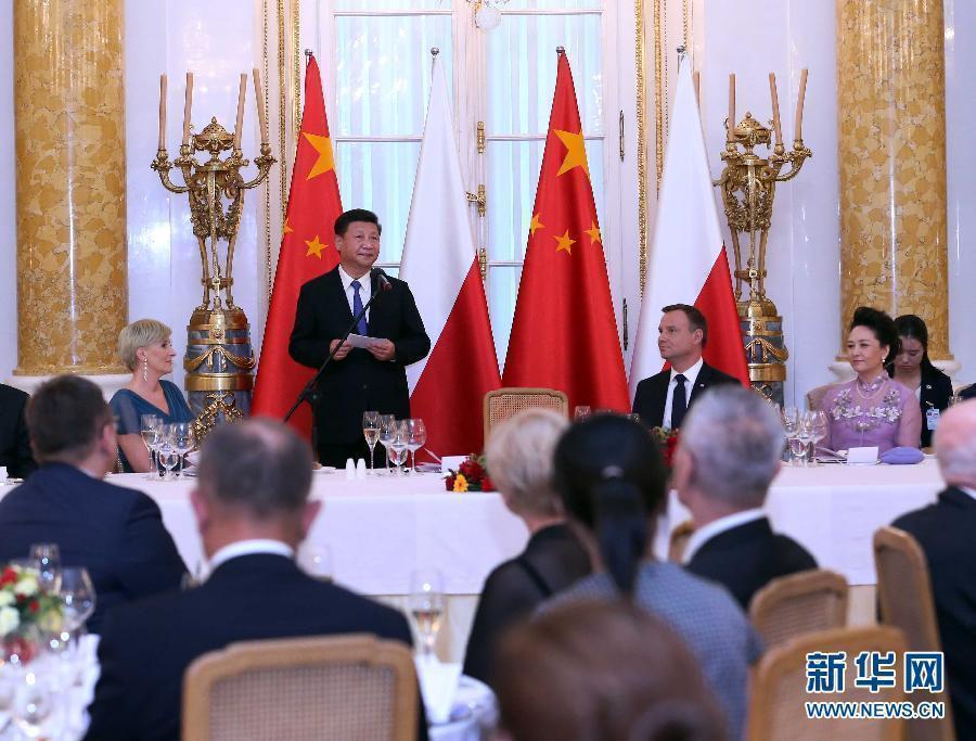 6月20日，國家主席習近平出席波蘭總統杜達在華沙王宮舉行的盛大歡迎晚宴。 新華社記者 劉衛兵 攝