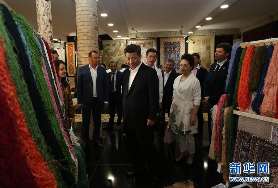 6月21日下午，正在對烏茲別克斯坦進行國事訪問的國家主席習近平在烏茲別克斯坦總理米爾濟約耶夫陪同下，來到布哈拉古城參觀這座被稱為“絲綢之路活化石”的歷史文化名城。這是習近平和夫人彭麗媛參觀一家地毯和絲綢作坊。新華社記者蘭紅光攝