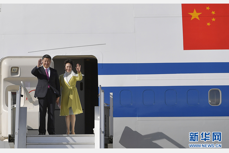 當地時間11月17日，國家主席習近平乘專機抵達基多，開始對厄瓜多爾共和國進行國事訪問。這是習近平與夫人彭麗媛向歡迎人群揮手致意。新華社記者 王曄 攝 