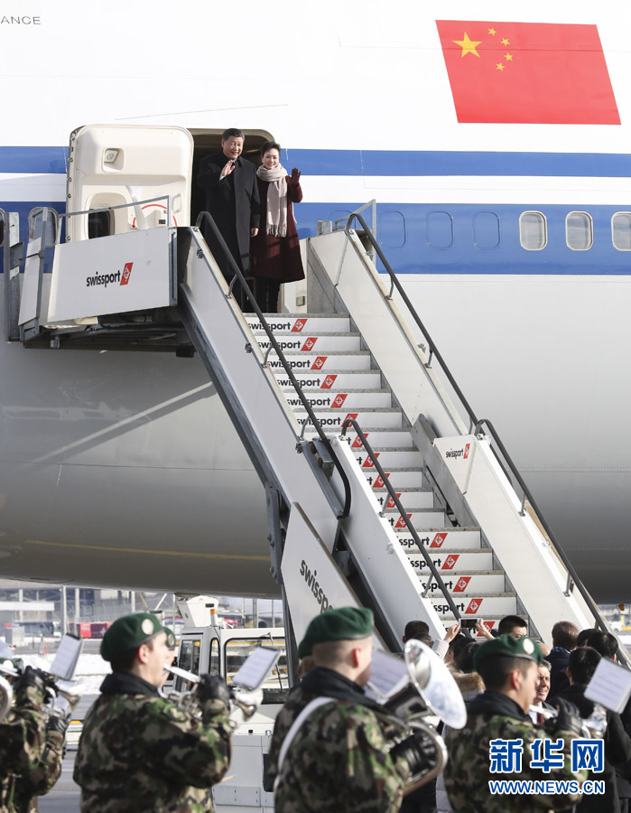 1月15日，國家主席習近平乘專機抵達蘇黎世，開始對瑞士聯邦進行國事訪問。 這是習近平和夫人彭麗媛步出艙門。 新華社記者 丁林 攝