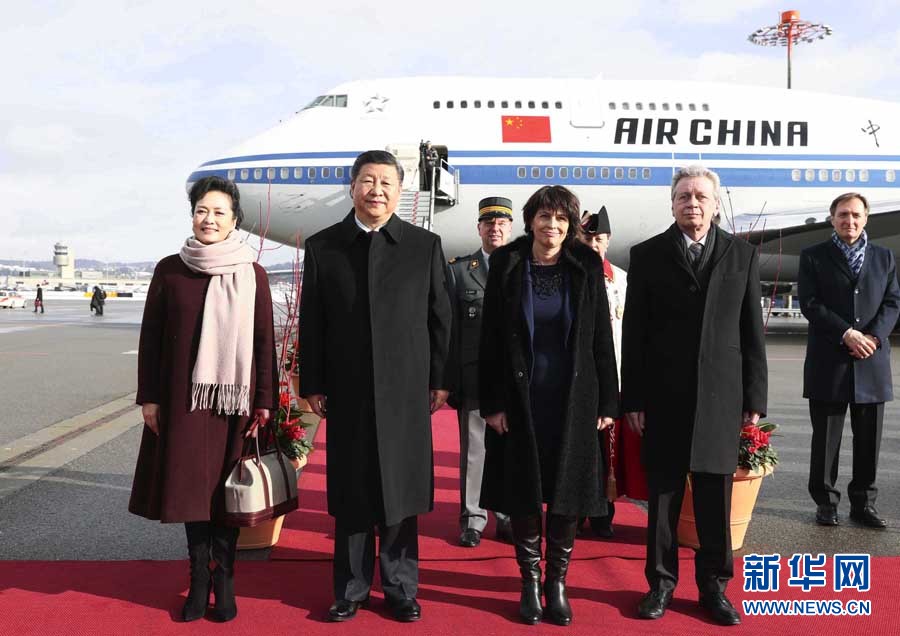 1月15日，國家主席習近平乘專機抵達蘇黎世，開始對瑞士聯邦進行國事訪問。這是瑞士聯邦主席洛伊特哈德在機場為習近平和夫人彭麗媛舉行隆重歡迎儀式。 新華社記者 蘭紅光 攝