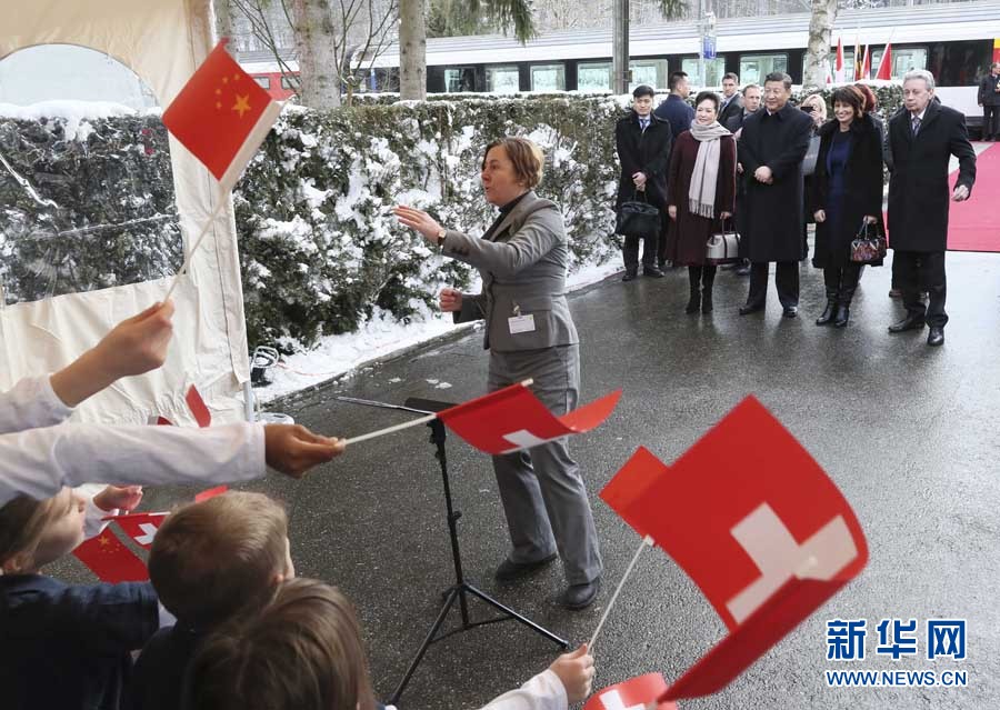 這是習近平和夫人彭麗媛在伯爾尼克爾薩茨火車站觀看瑞士童聲合唱團表演。 新華社記者 蘭紅光 攝