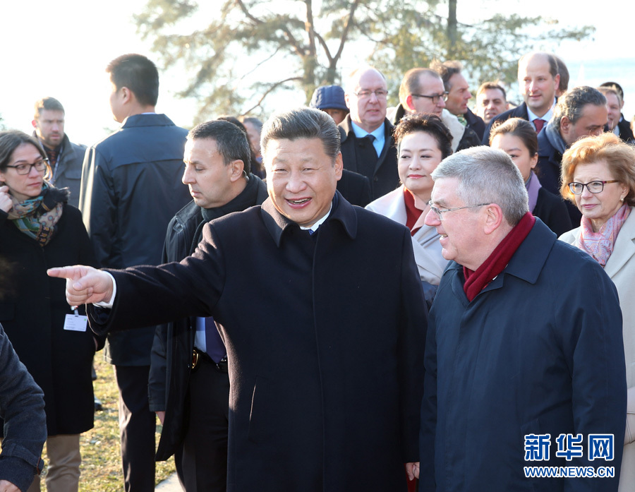 1月18日，國家主席習近平在瑞士洛桑國際奧林匹克博物館會見國際奧林匹克委員會主席巴赫。這是會見后，習近平和夫人彭麗媛在巴赫主席夫婦陪同下，參觀國際奧林匹克博物館。新華社記者 姚大偉 攝