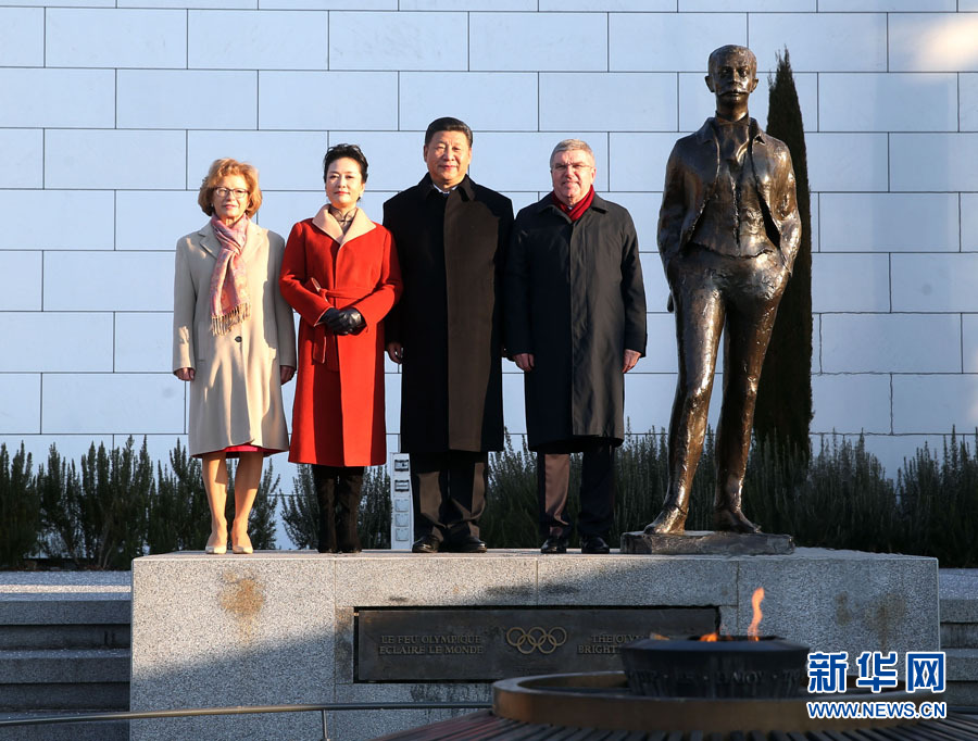 1月18日，國家主席習近平在瑞士洛桑國際奧林匹克博物館會見國際奧林匹克委員會主席巴赫。這是習近平和夫人彭麗媛與巴赫夫婦在現代奧林匹克運動發起人顧拜旦雕像前合影。新華社記者 姚大偉 攝