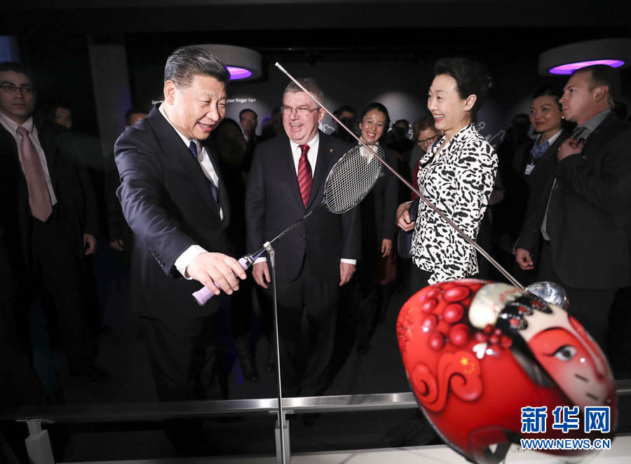 1月18日，國家主席習近平在瑞士洛桑國際奧林匹克博物館會見國際奧林匹克委員會主席巴赫。這是習近平在巴赫陪同下，參觀羽毛球世界冠軍李玲蔚用過的球拍。新華社記者 蘭紅光 攝